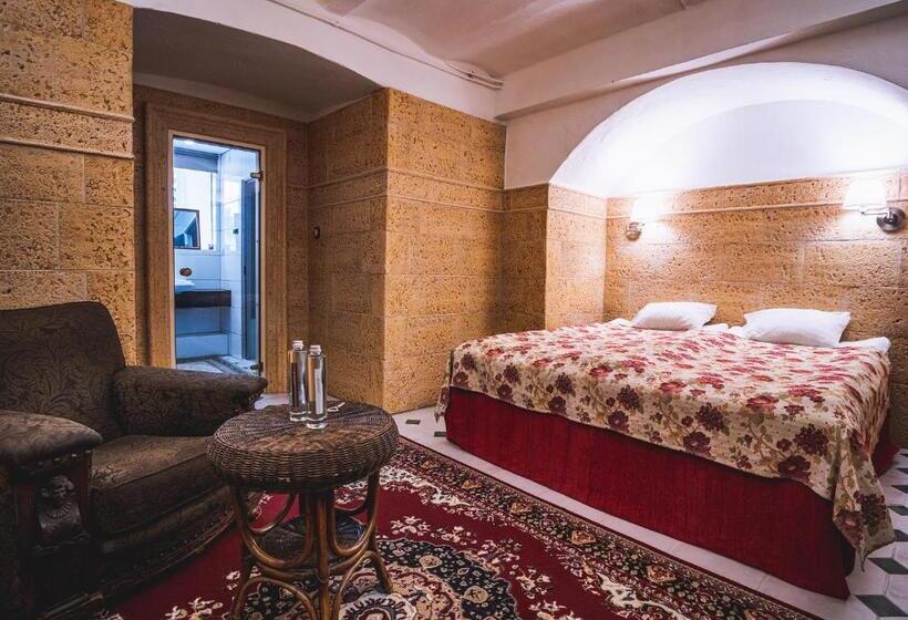 اتاق استاندارد, Laitse Castle