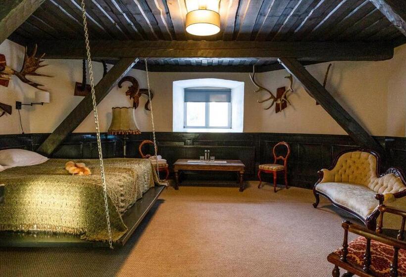 اتاق سوپریور, Laitse Castle