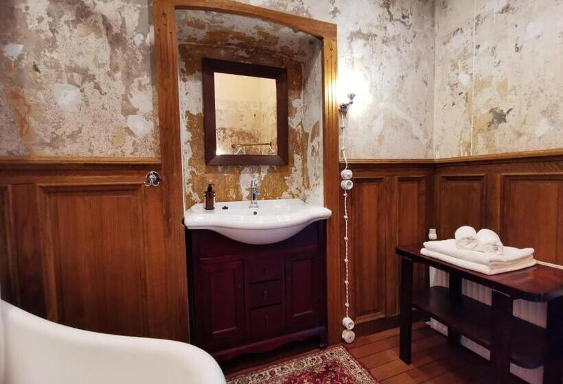 اتاق لوکس با بالکن, Laitse Castle