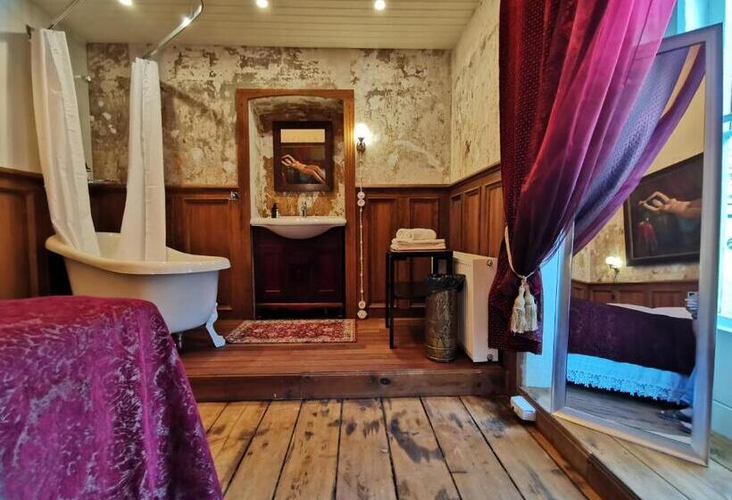 اتاق لوکس با بالکن, Laitse Castle