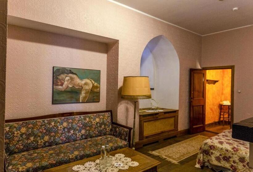 اتاق استاندارد, Laitse Castle