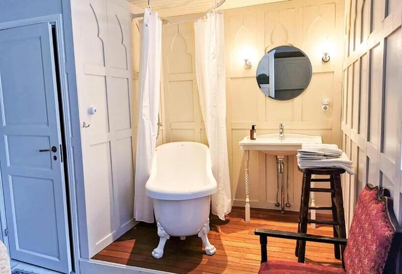 اتاق لوکس, Laitse Castle