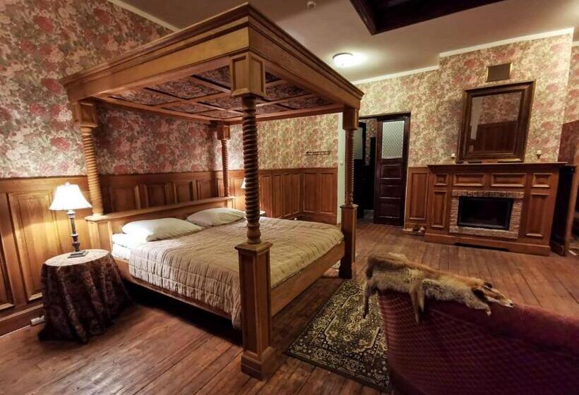 اتاق لوکس, Laitse Castle