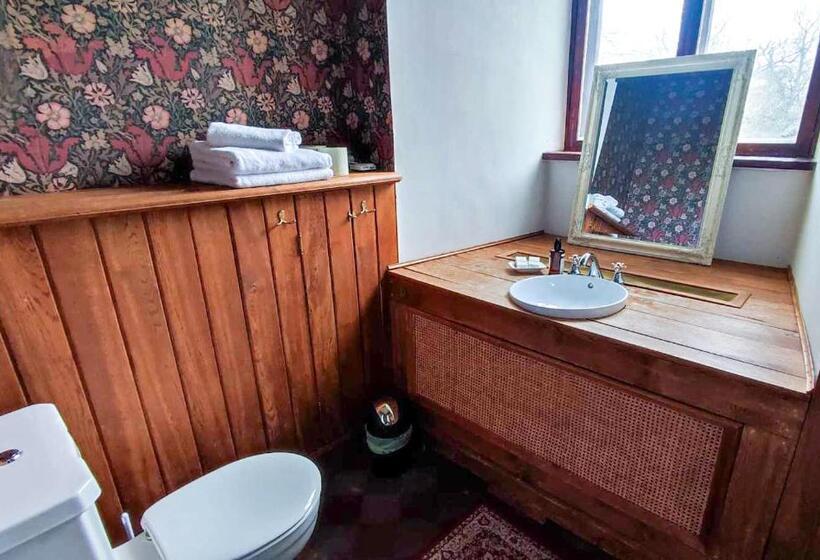 اتاق لوکس, Laitse Castle