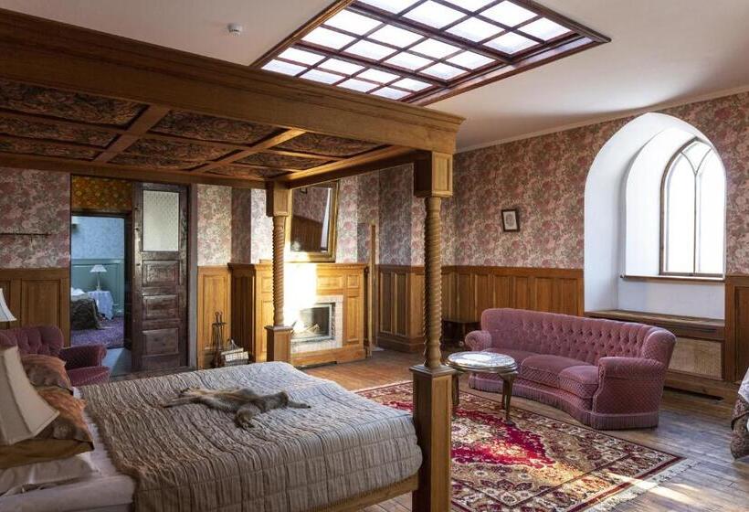 اتاق لوکس, Laitse Castle