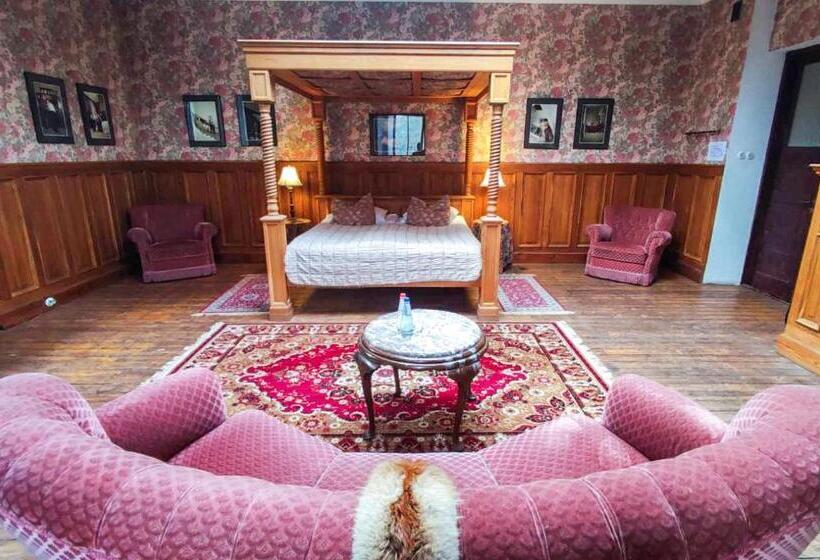 اتاق لوکس, Laitse Castle