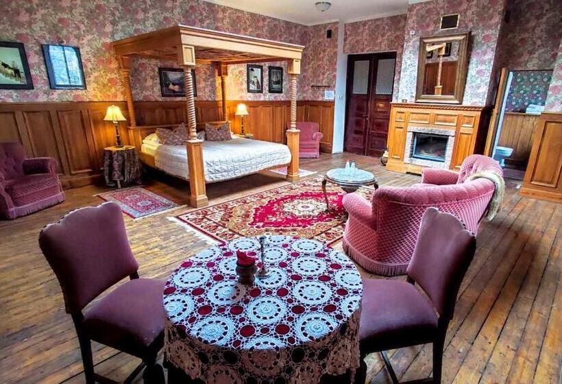 اتاق لوکس, Laitse Castle