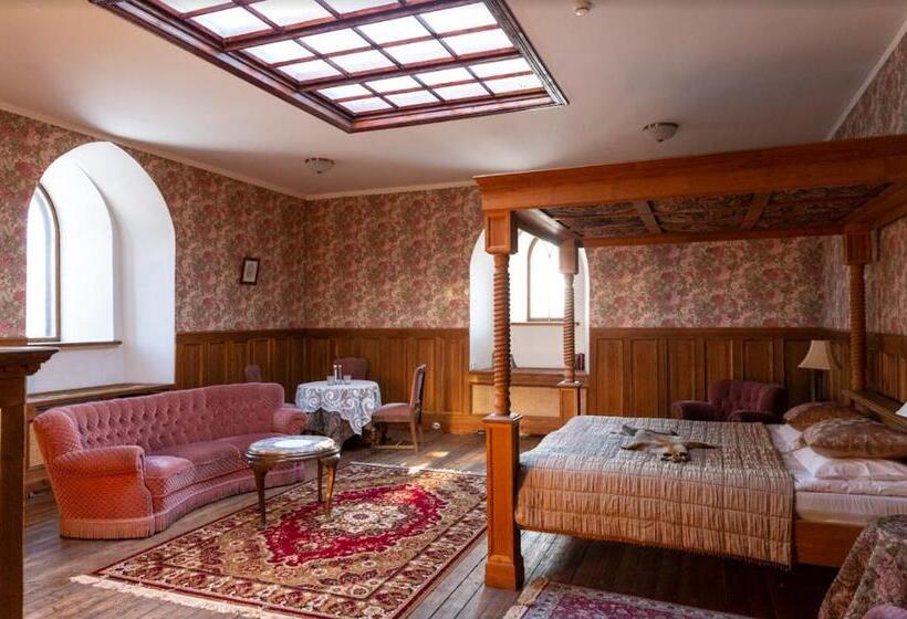 اتاق لوکس, Laitse Castle