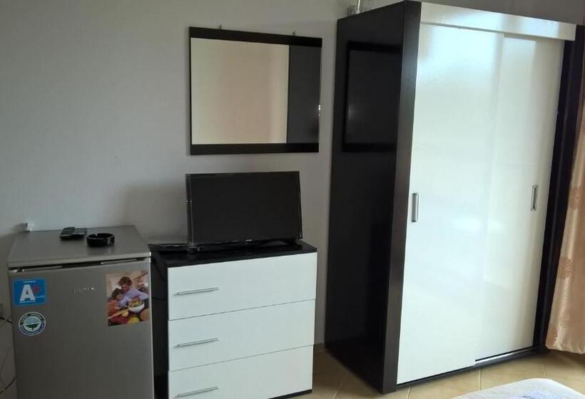 标准三人间, Tangra Guest House