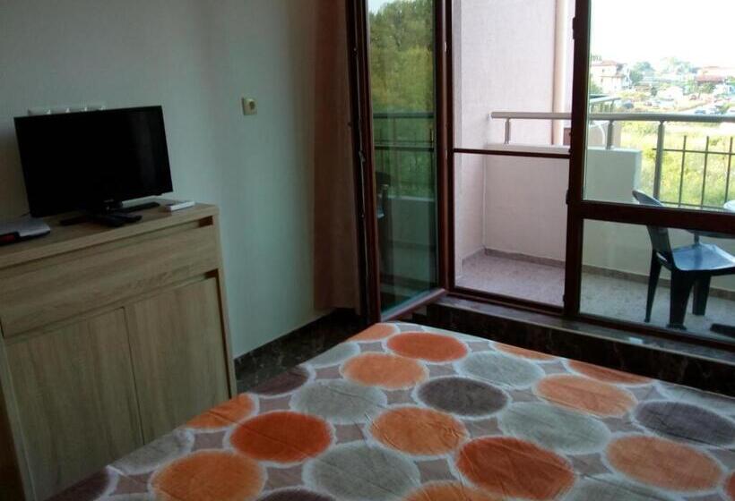 Номер Стандарт Трехместный, Tangra Guest House