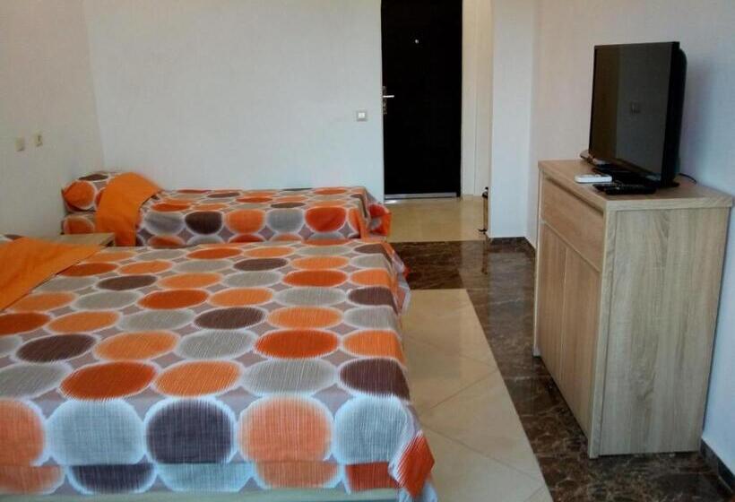 标准三人间, Tangra Guest House