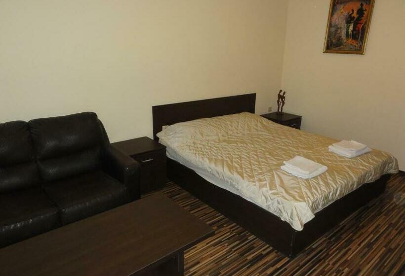 Habitació Triple Estàndard, Villa Jackie