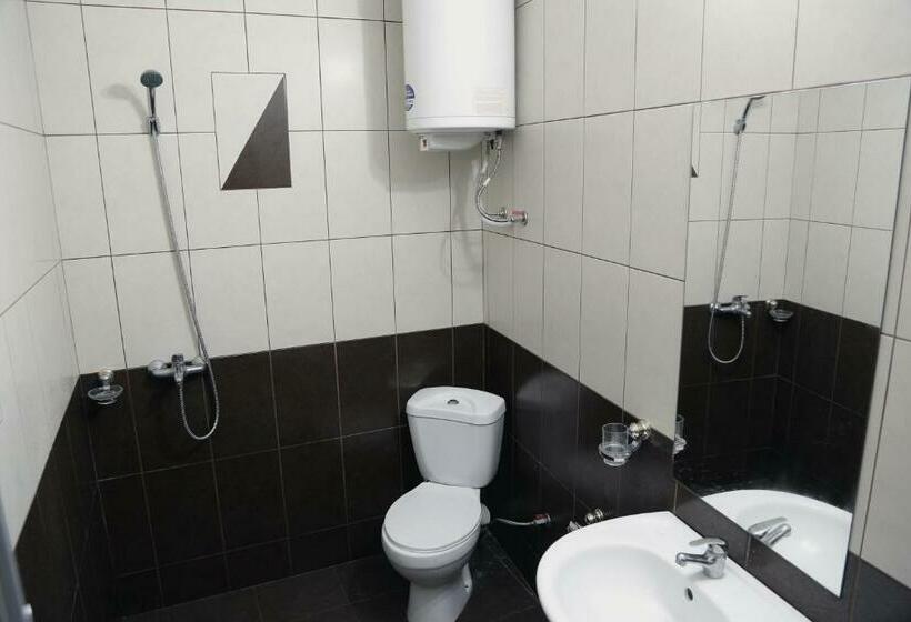 Habitació Triple Estàndard, Villa Jackie