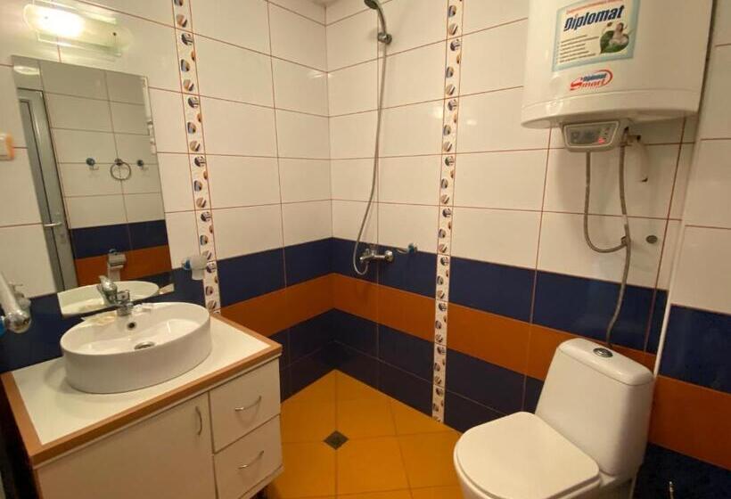 Habitació Triple Estàndard, Villa Jackie