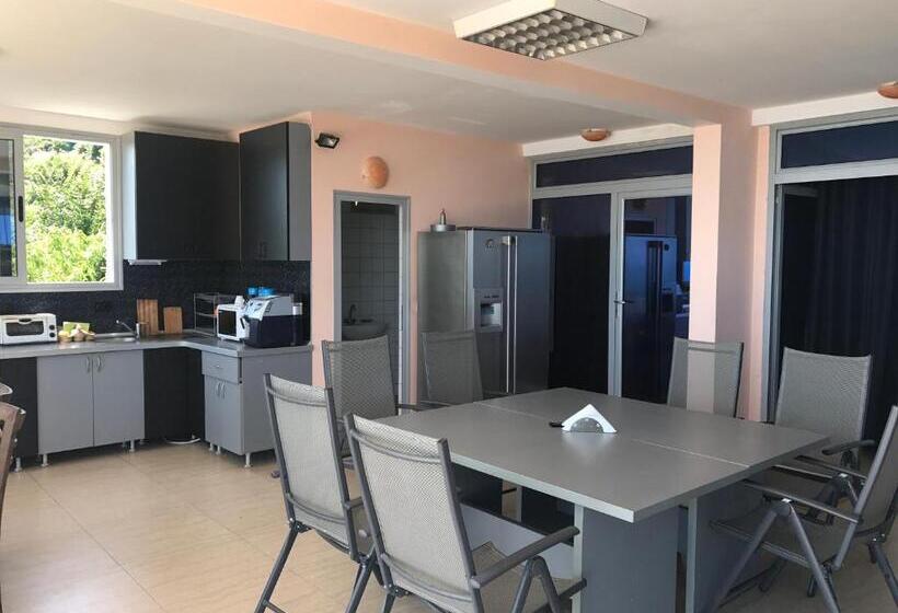 Habitació Triple Estàndard, Villa Jackie