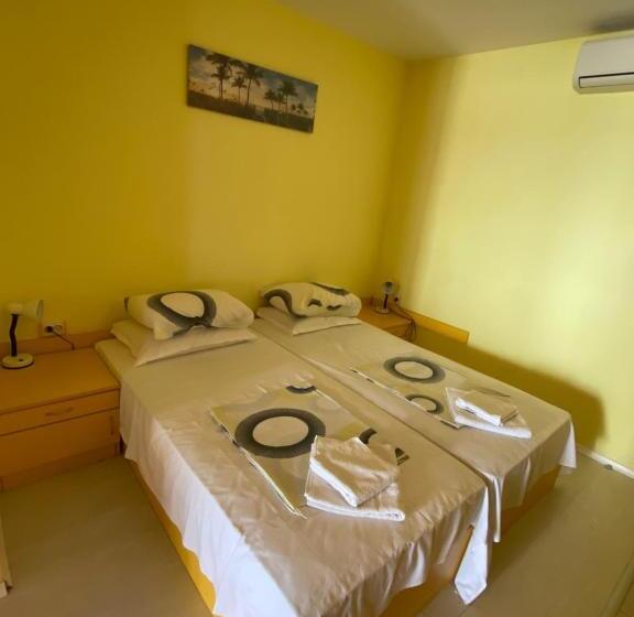 Habitació Triple Estàndard, Villa Jackie