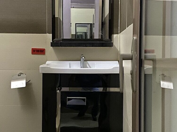 اتاق سوپریور, Crown Palace Inn