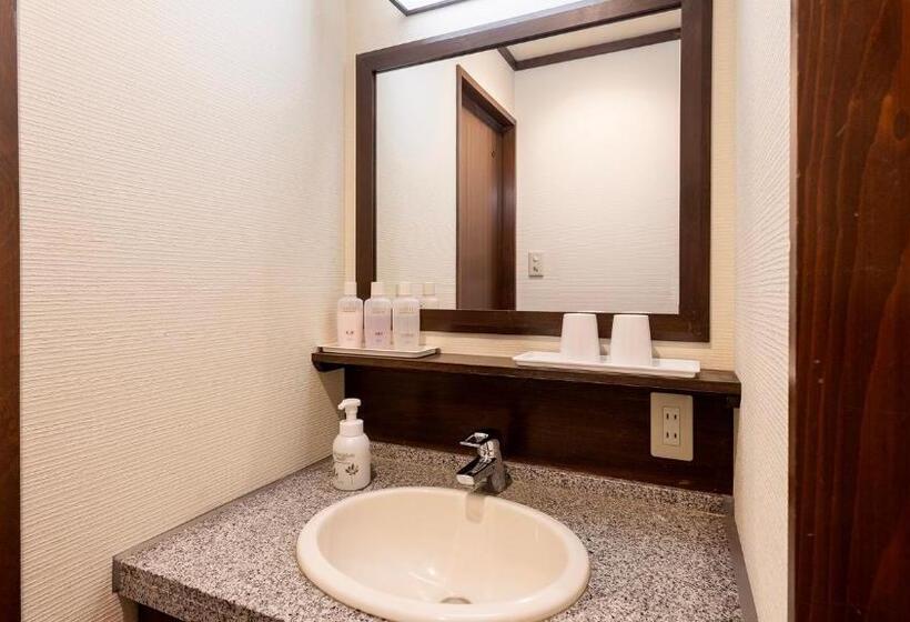 חדר סופריור לשלושה, Kagariya