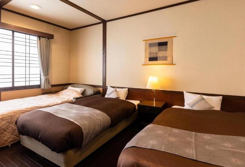 חדר סופריור לשלושה, Kagariya