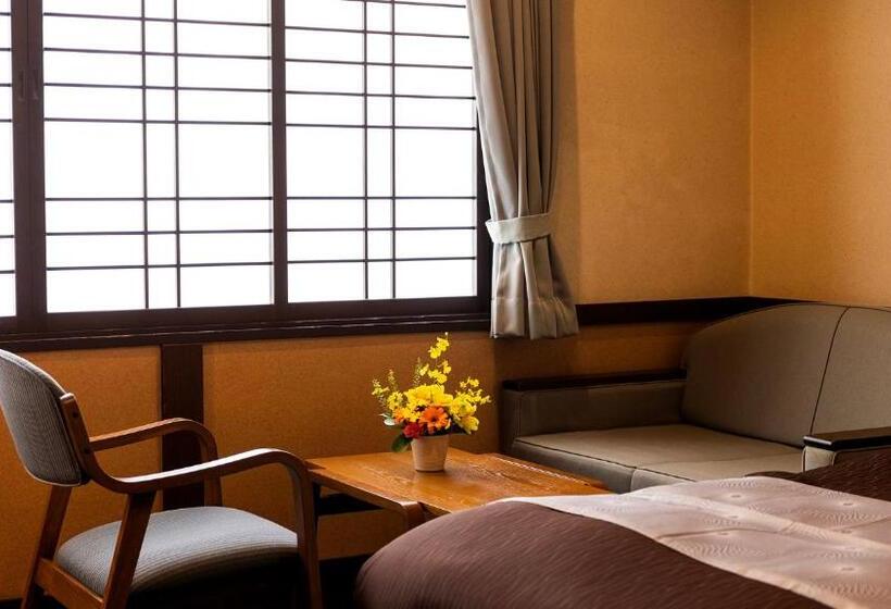 חדר סופריור לשלושה, Kagariya