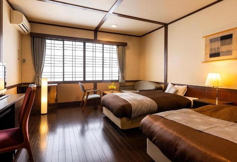 חדר סופריור לשלושה, Kagariya