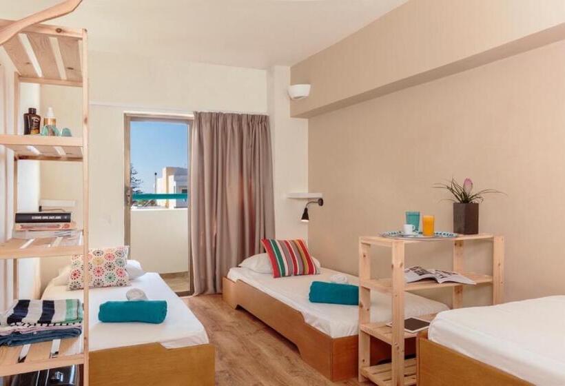 חדר סטנדרט לשלושה עם חדר אמבטיה משוף, Stay Rhodes Hostel & Bar