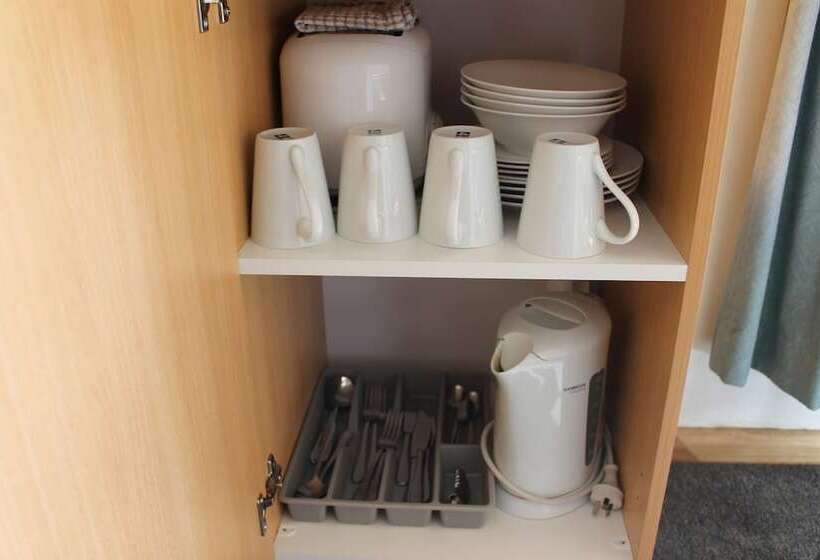 חדר משפחתי, Mountain View Motel