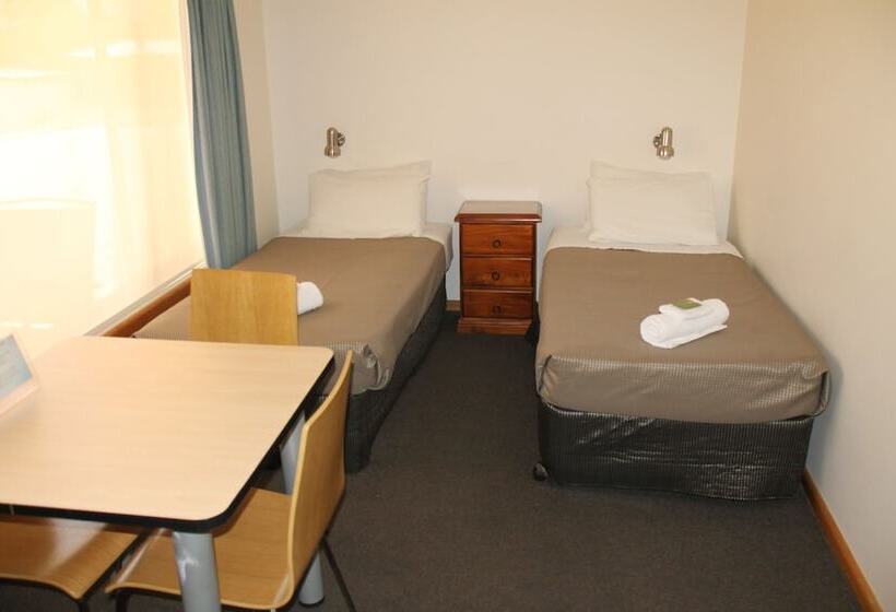 חדר משפחתי, Mountain View Motel