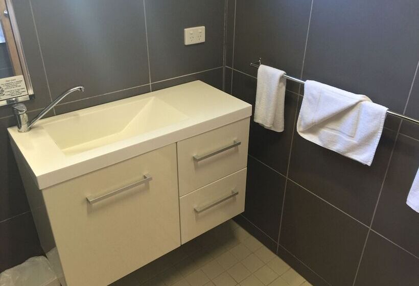 חדר משפחתי, Mountain View Motel