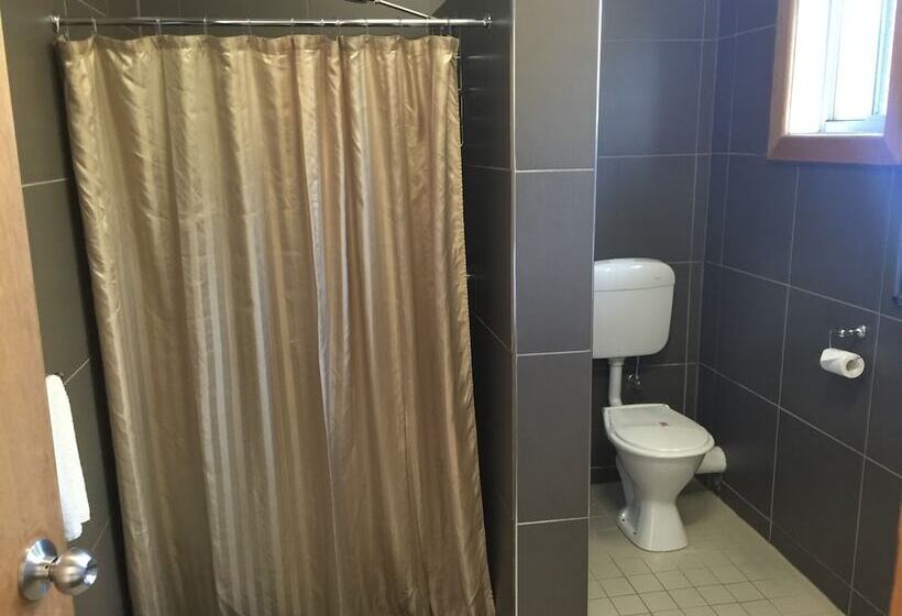 חדר משפחתי, Mountain View Motel