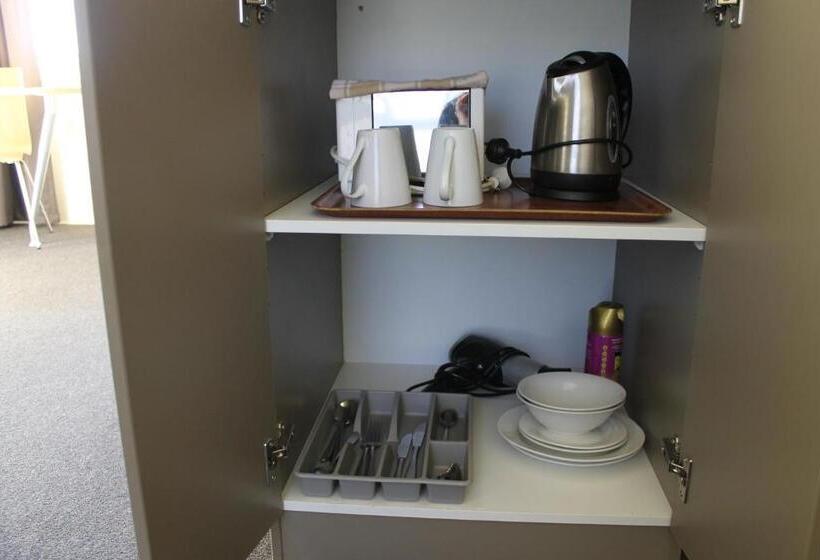 חדר משפחתי, Mountain View Motel