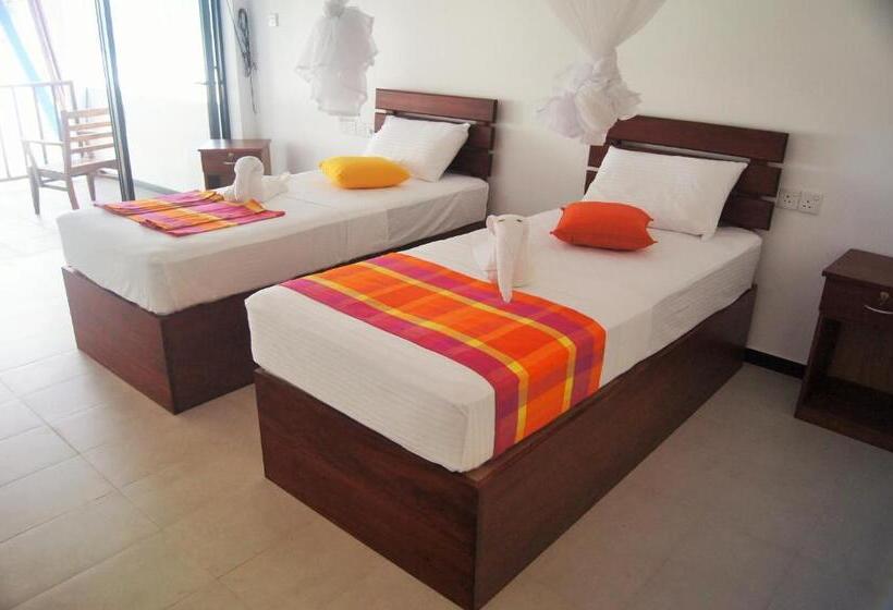 اتاق لوکس با بالکن و چشم‌انداز دریا, Wellé Wadiya Beach Villa
