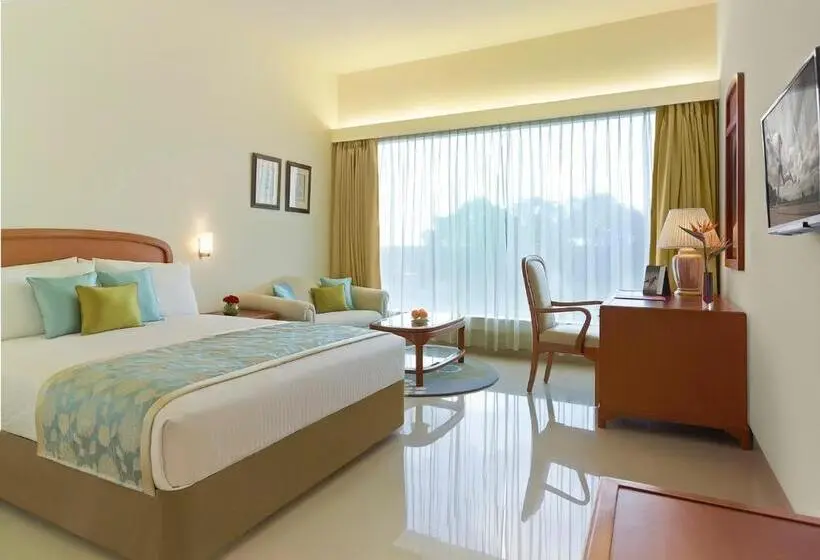 キングサイズベッドのデラックスルーム, The Gateway Hotel Balaghat Road Gondia