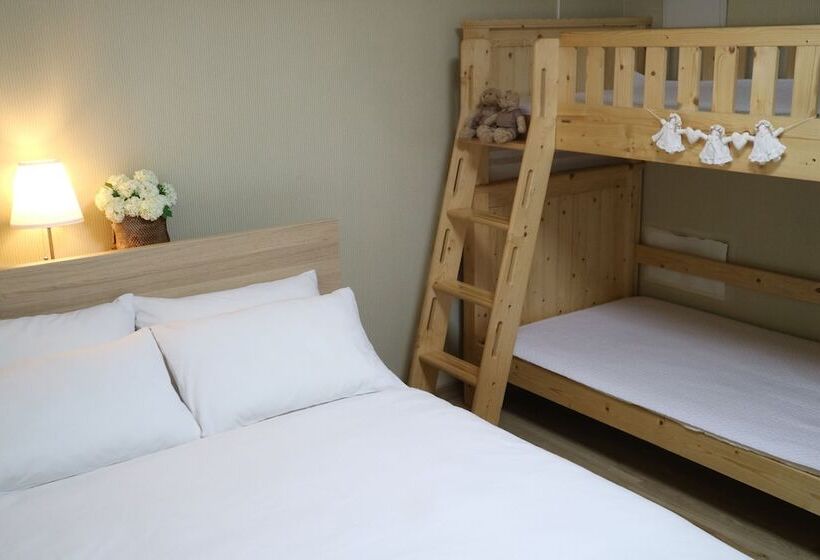 Семейный Номер, Mr. Kim Guesthouse