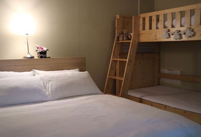 Семейный Номер, Mr. Kim Guesthouse