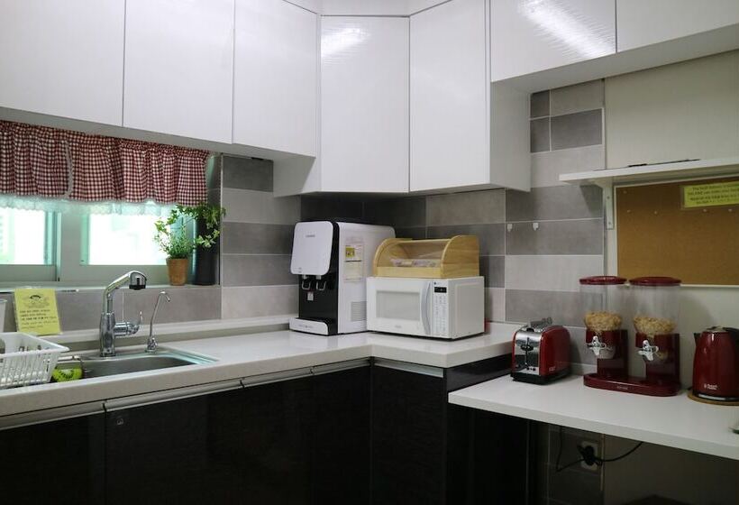 Семейный Номер, Mr. Kim Guesthouse