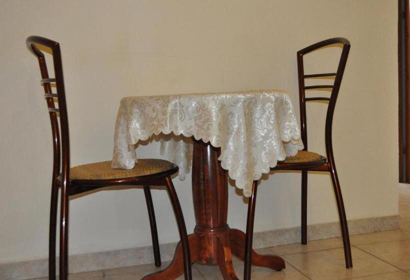 חדר סטודיו סטנדרד, Tuck Inn