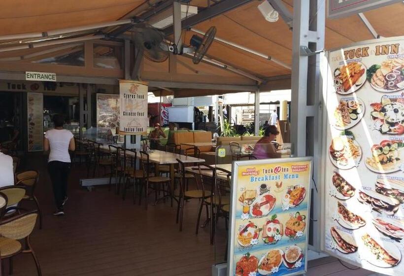 דירת חדר נוף לים, Tuck Inn