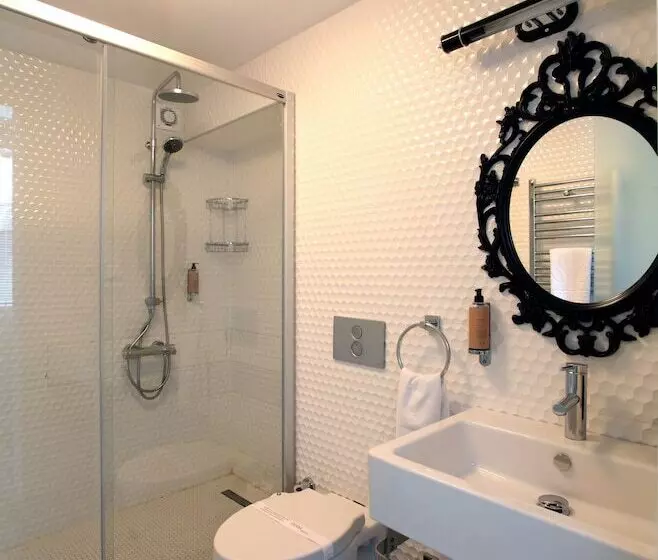 Penthouse Room, Ada Homes