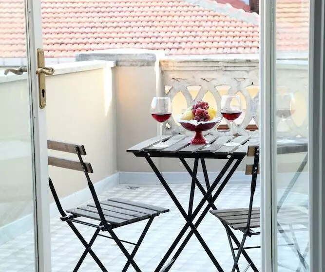 Penthouse Room, Ada Homes