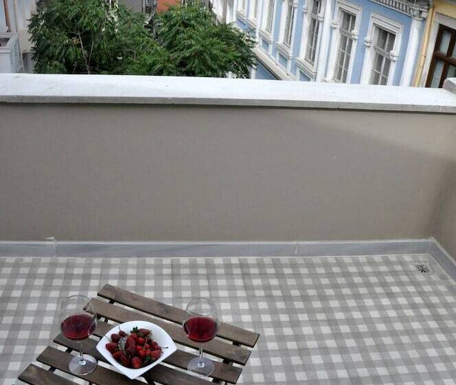 Penthouse Room, Ada Homes