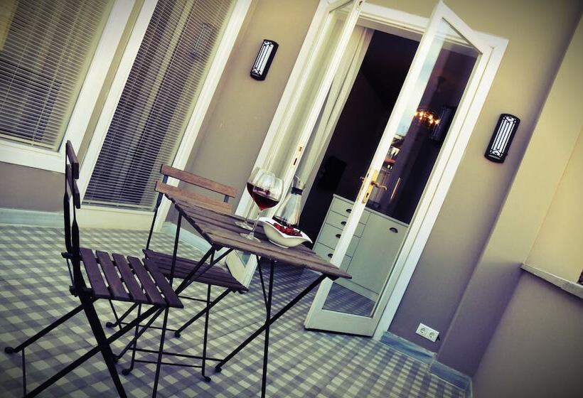 Penthouse Room, Ada Homes