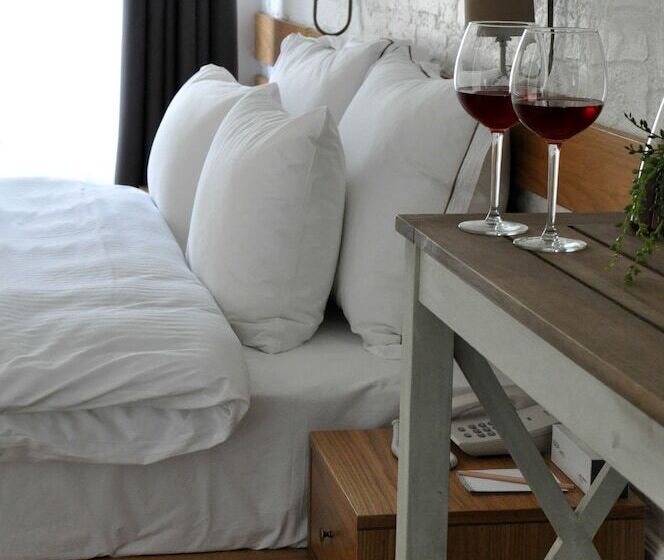 Penthouse Room, Ada Homes