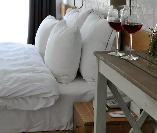 Penthouse Room, Ada Homes