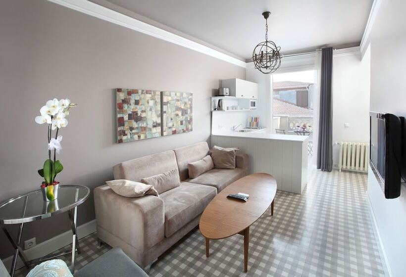 Penthouse Room, Ada Homes