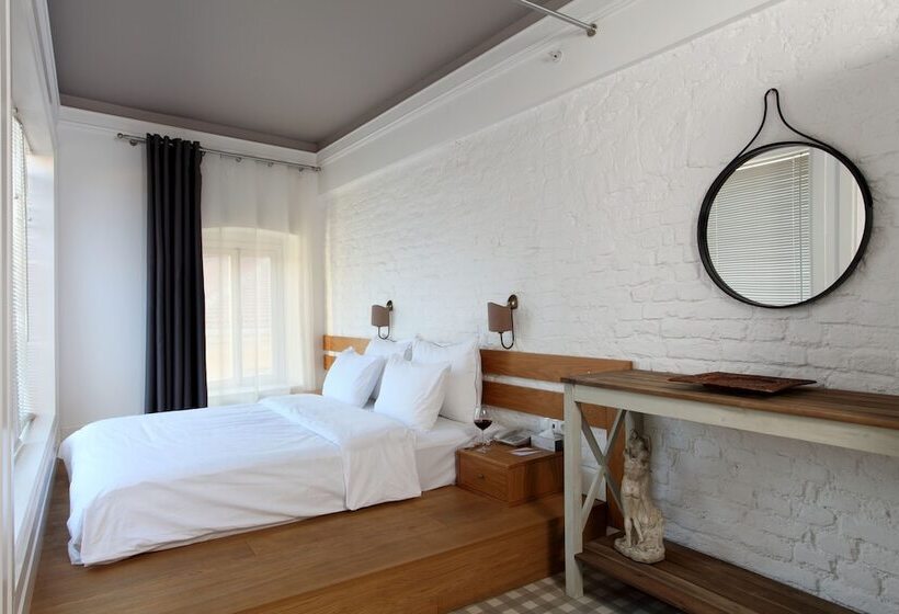 Penthouse Room, Ada Homes