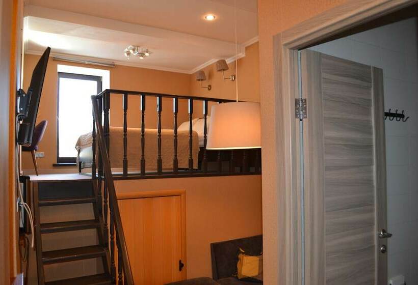 חדר משפחתי, Khanuma