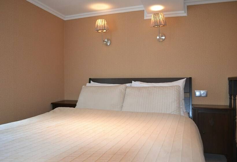 חדר משפחתי, Khanuma