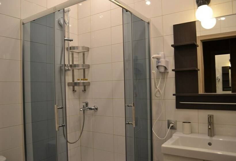 חדר משפחתי, Khanuma