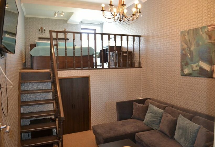 חדר משפחתי, Khanuma